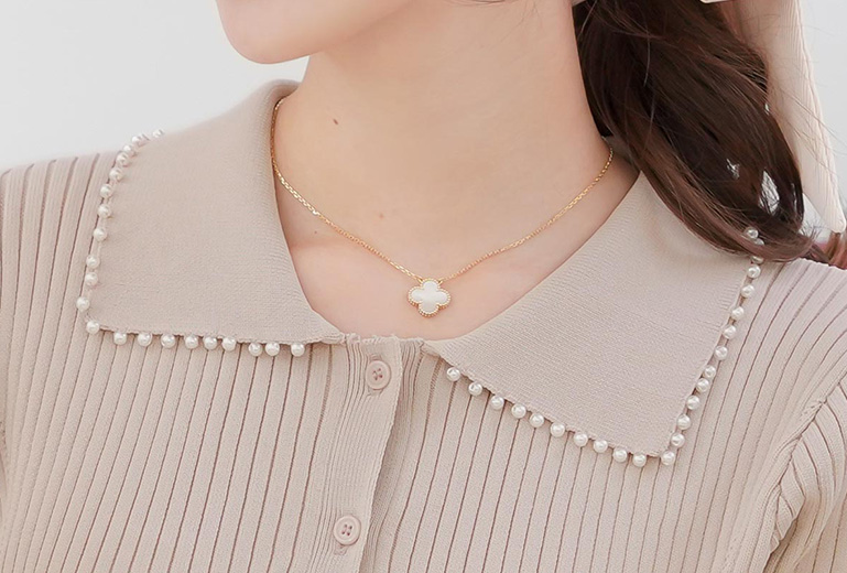 顔まわりを彩るパールの艶