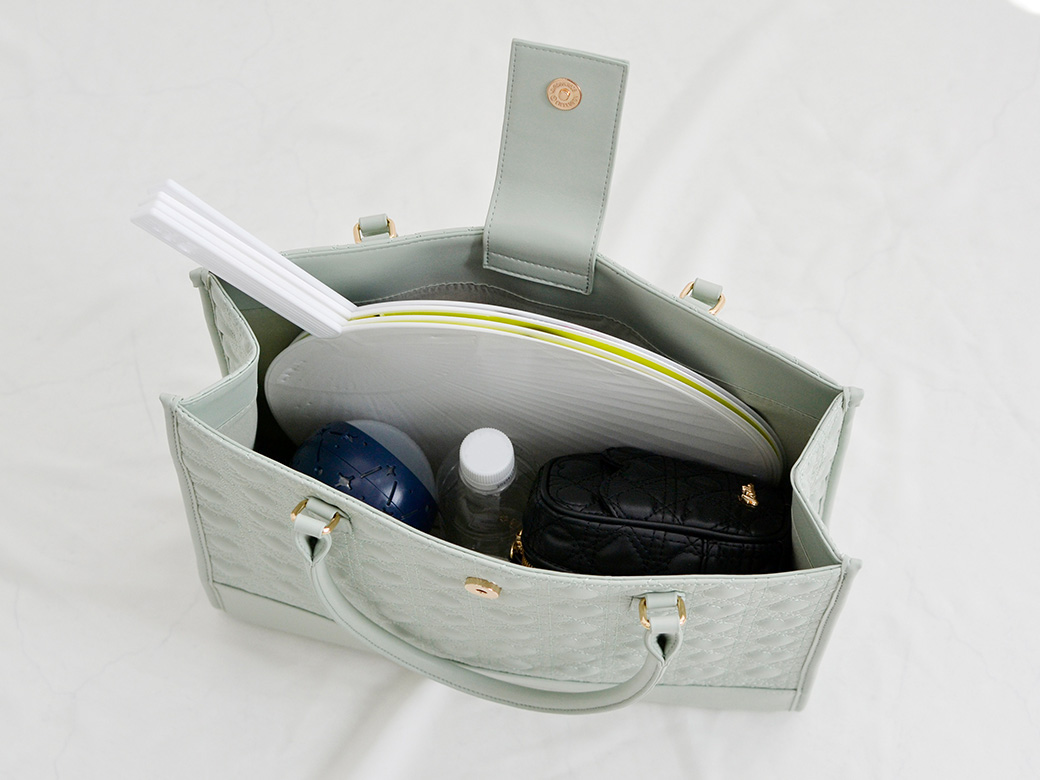 カバンに荷物を入れたイメージ