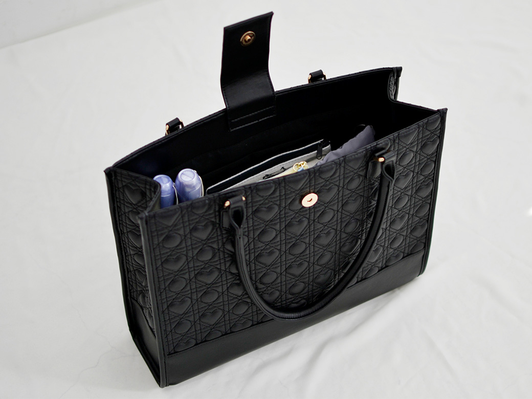 カバンに荷物を入れたイメージ