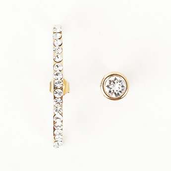 クリスタル カーフ ピアス